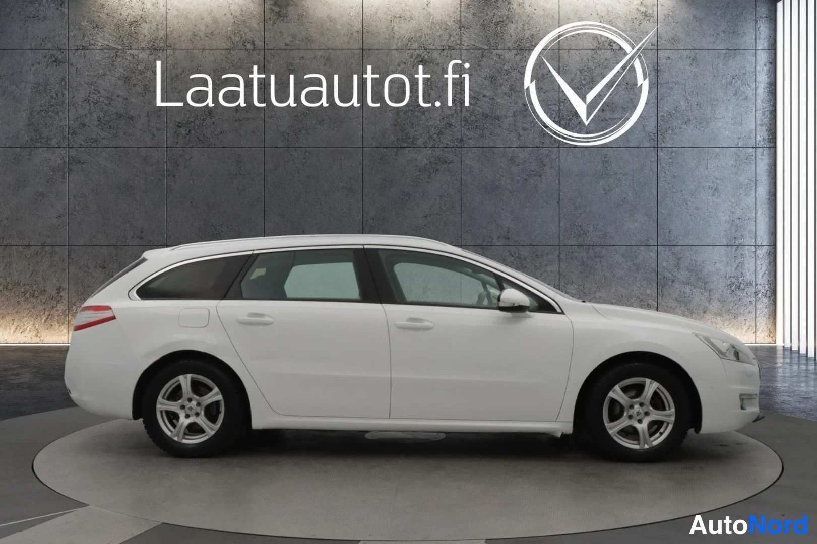 Valkoinen Peugeot 508 2011, etuviisto, keula oikealle, kuva 2
