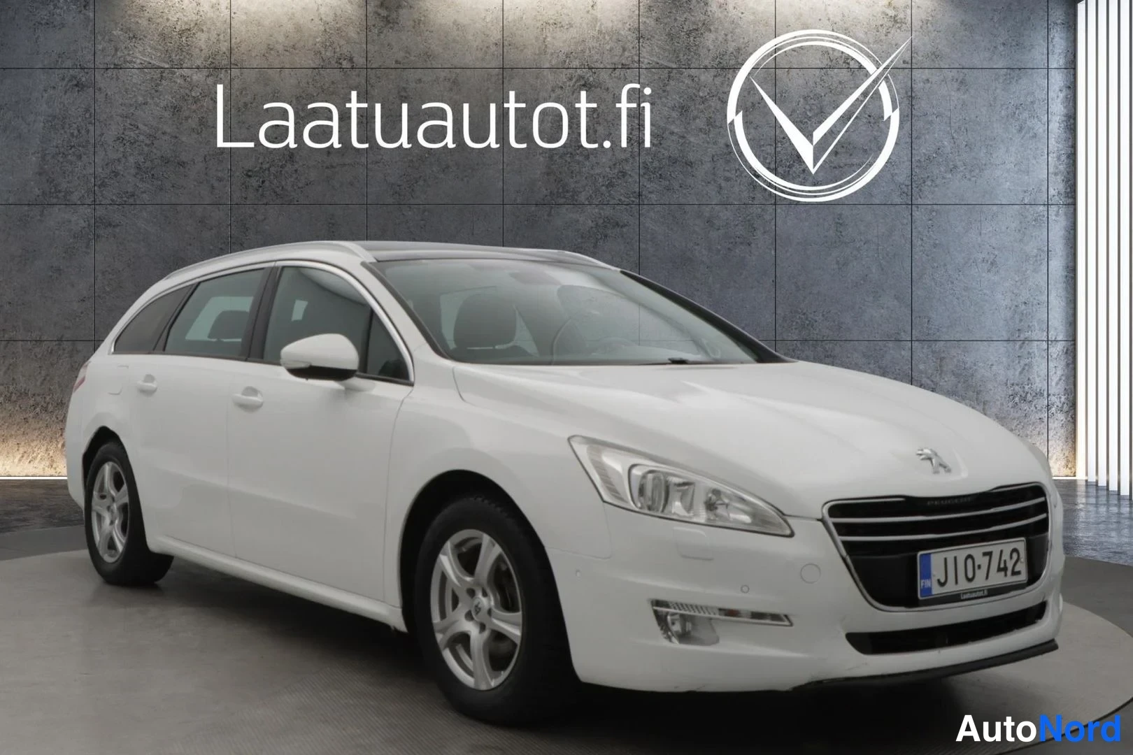 Valkoinen Peugeot 508 2011, etuviisto, keula oikealle, kuva 3