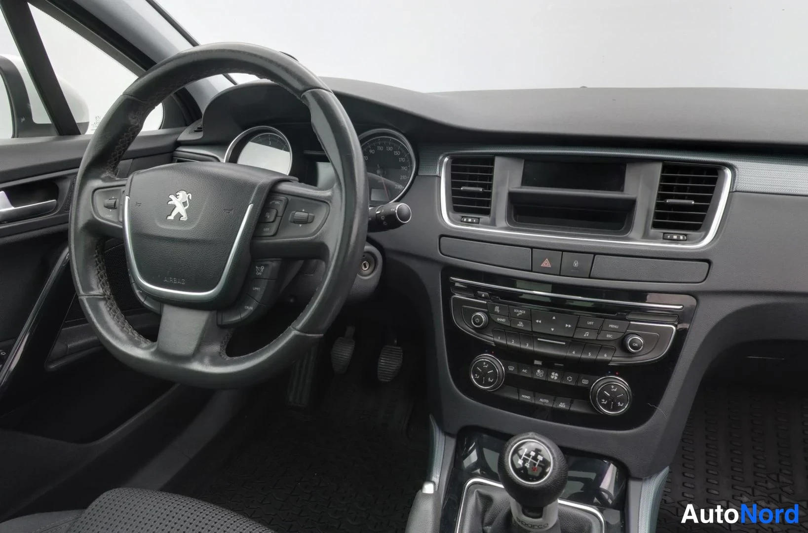 Valkoinen Peugeot 508 2011, ohjaamo, kuva 8