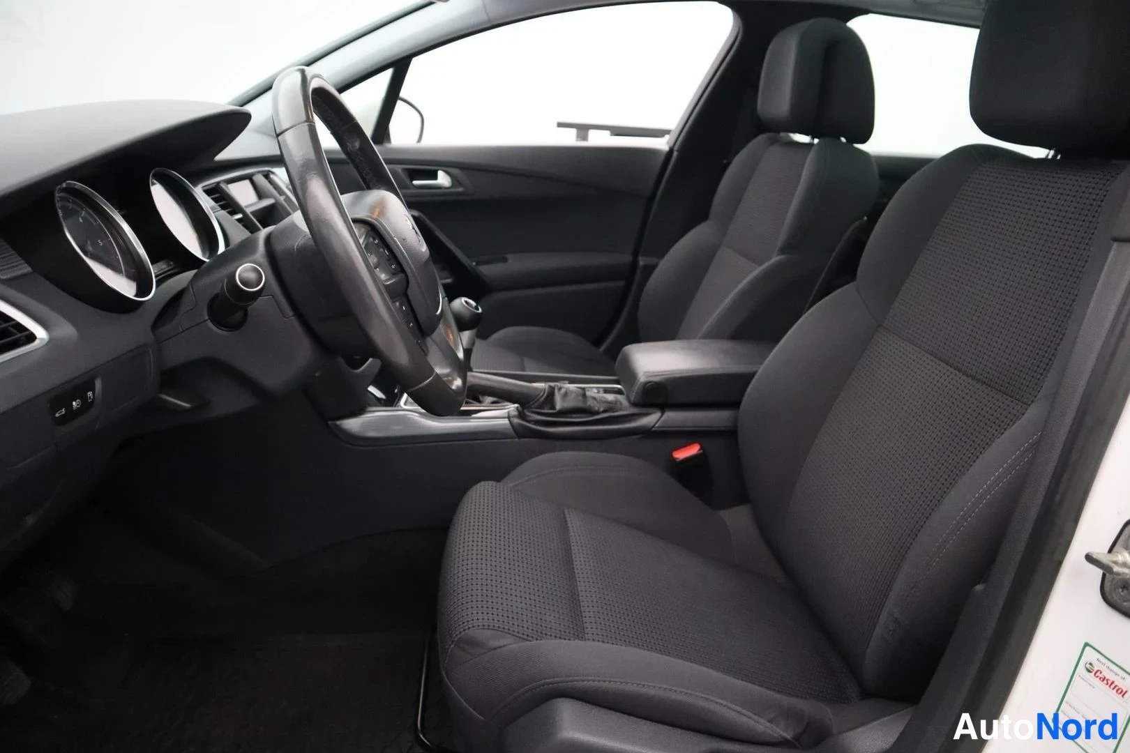Valkoinen Peugeot 508 2011, ohjaamo, kuva 10