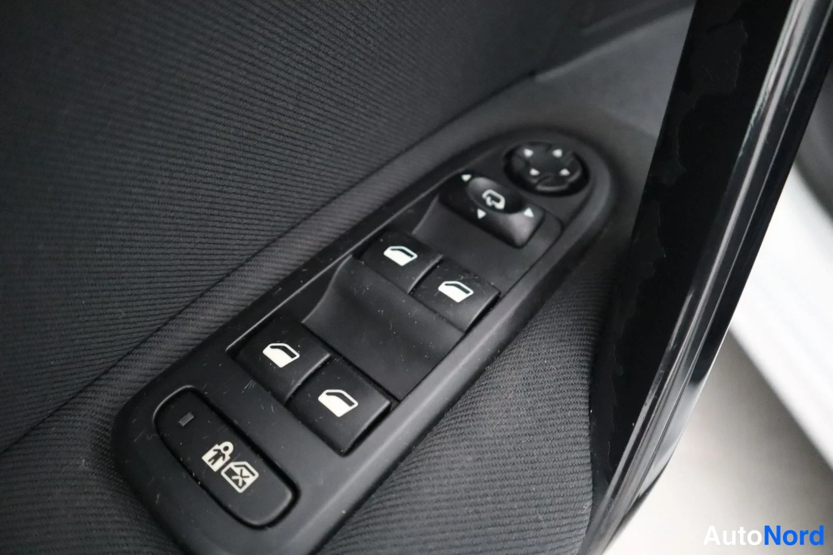 Valkoinen Peugeot 508 2011, yksityiskohta, kuva 17