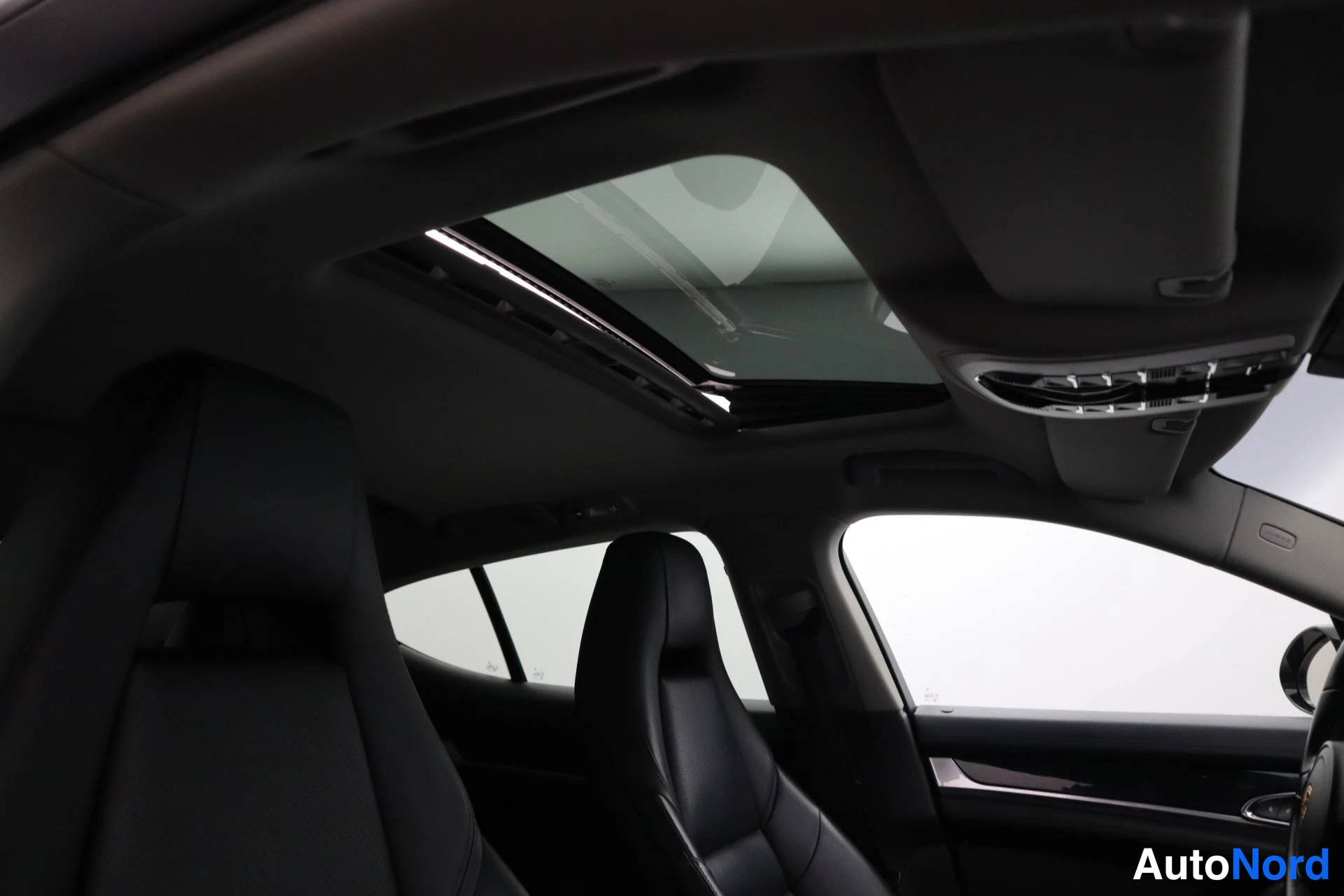 Musta Porsche Panamera 2014, etuviisto, kuva 7