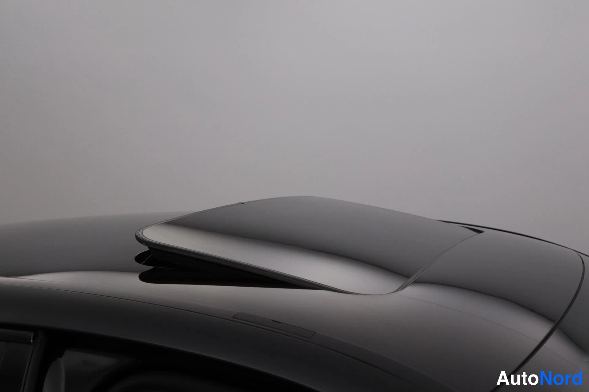 Musta Porsche Panamera 2014, sivulta, kuva 9