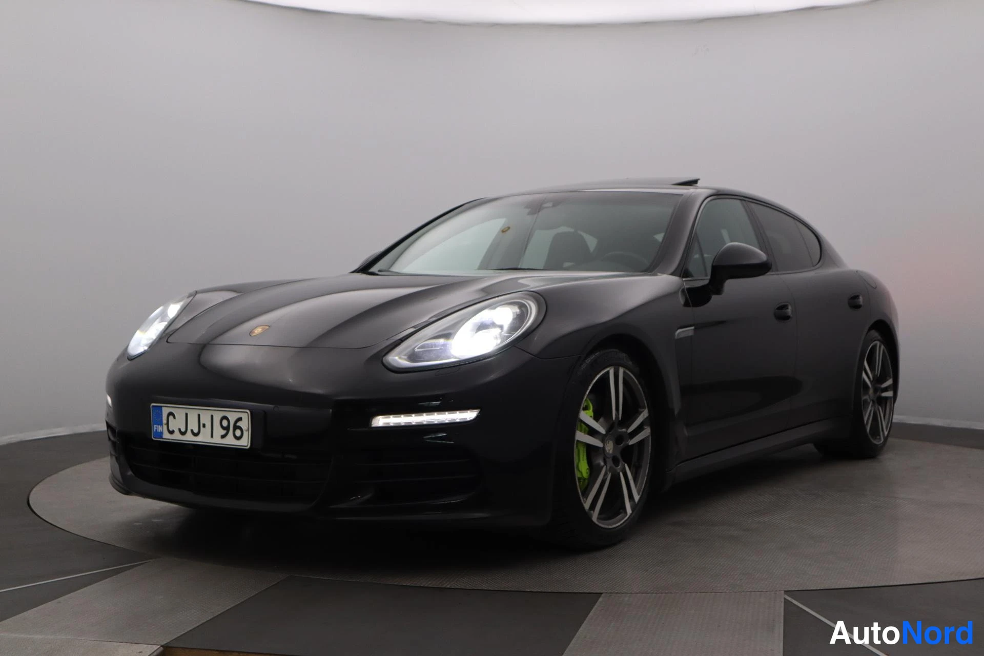 Musta Porsche Panamera 2014, etuviisto, keula vasemmalle, kuva 2