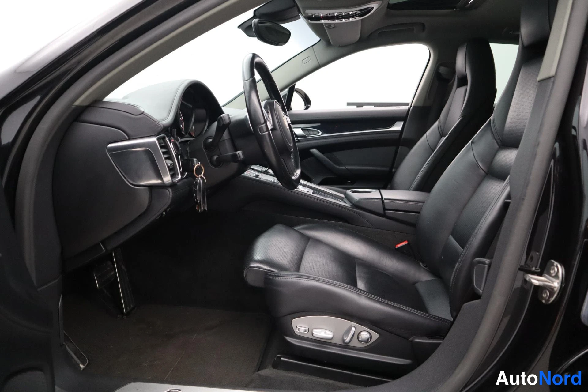 Musta Porsche Panamera 2014, etuviisto, kuva 5