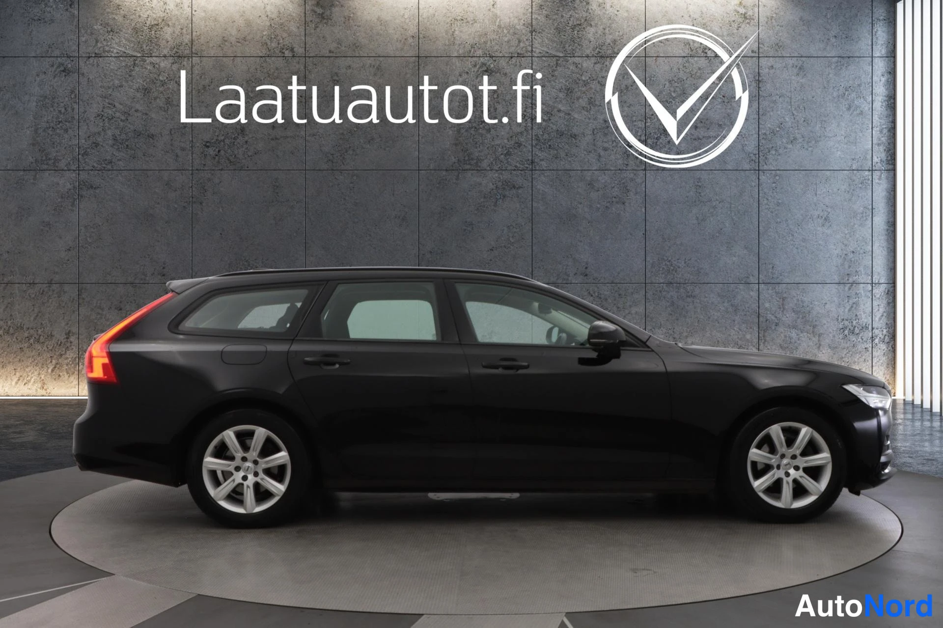 Musta Volvo V90 2018, sivulta, kuva 4