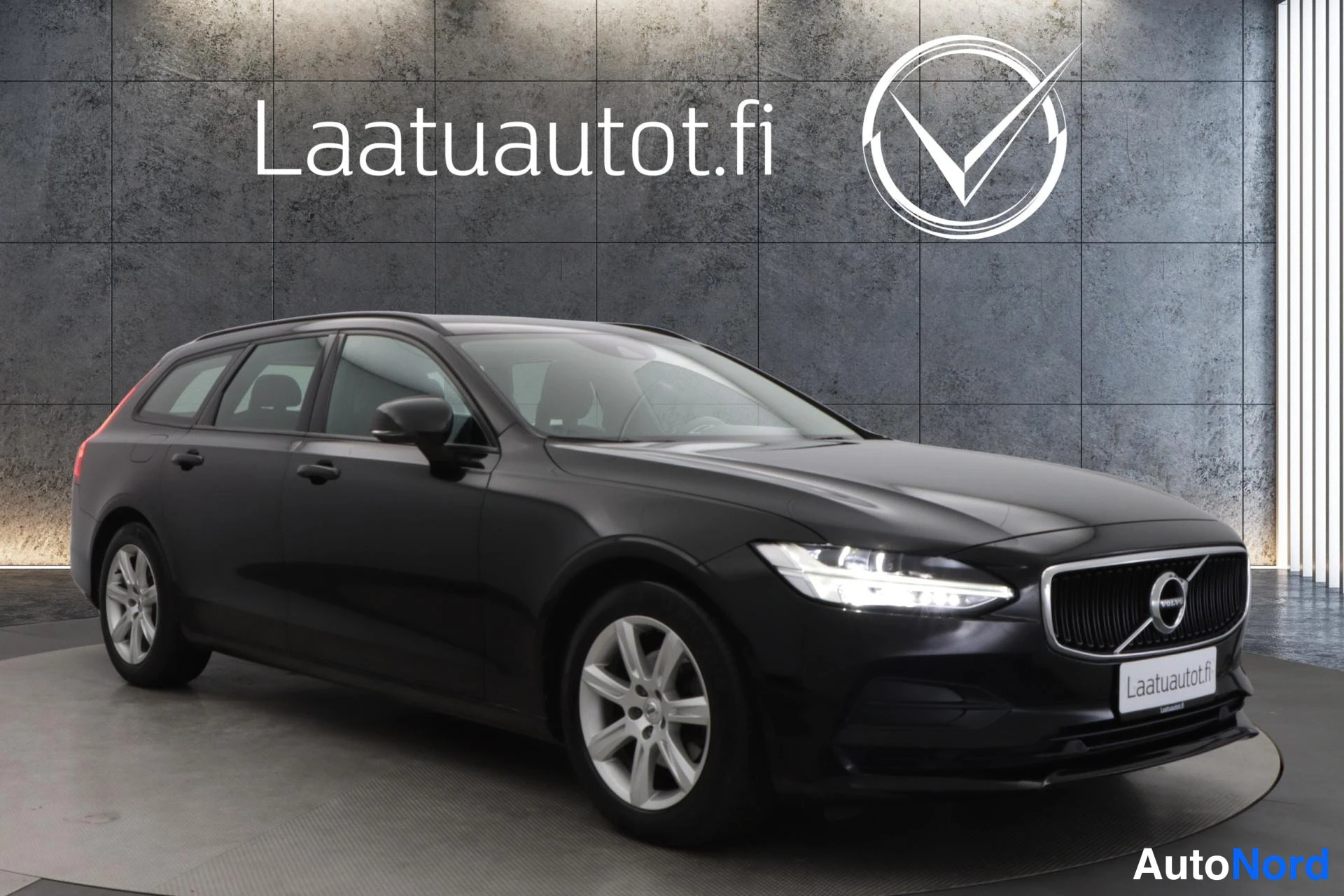 Musta Volvo V90 2018, etuviisto, keula oikealle, kuva 3