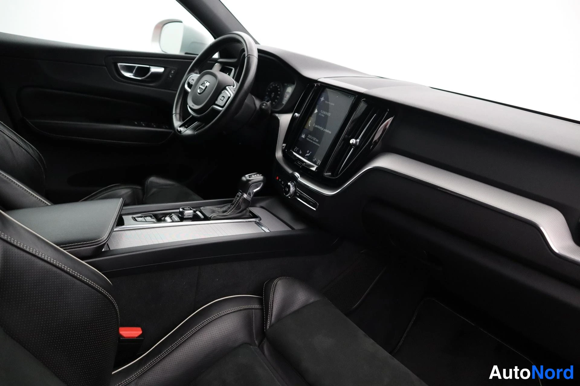 Oranssi Volvo XC60 2019, kuva 12