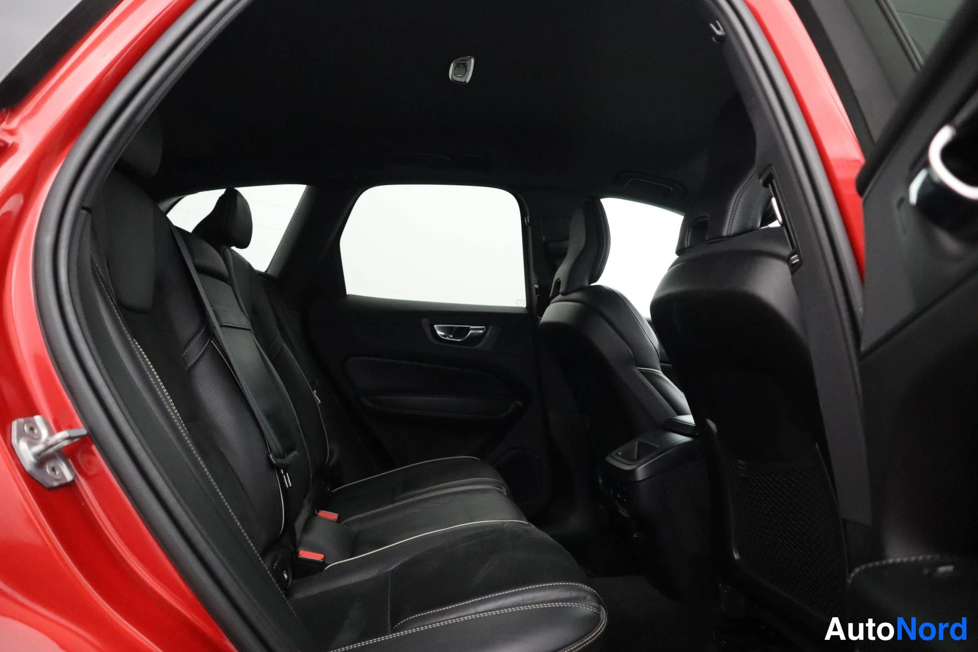 Oranssi Volvo XC60 2019, kuva 14