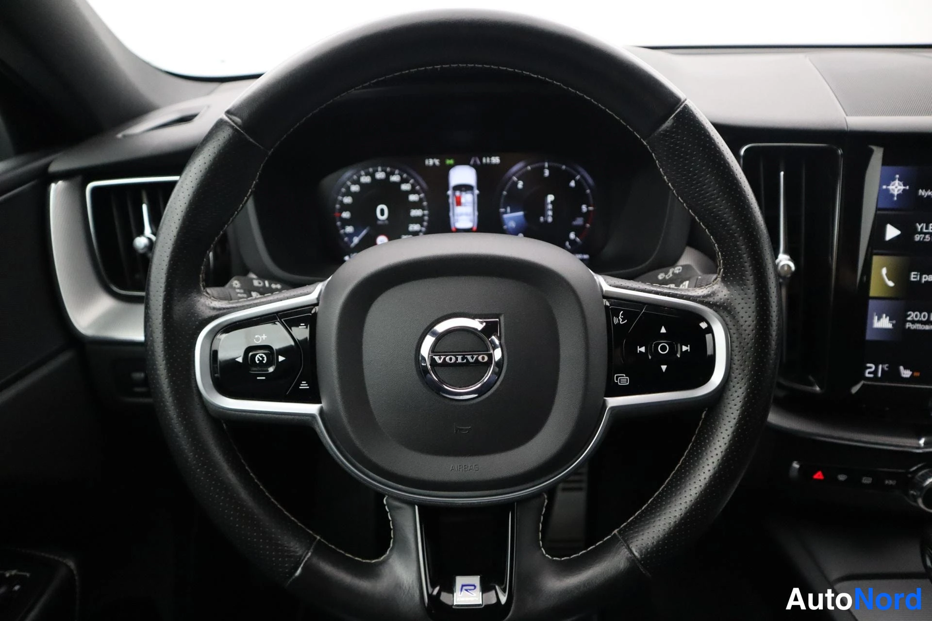 Oranssi Volvo XC60 2019, kuva 15