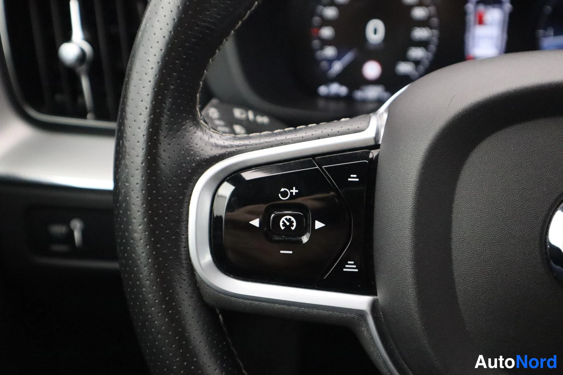Oranssi Volvo XC60 2019, kuva 16