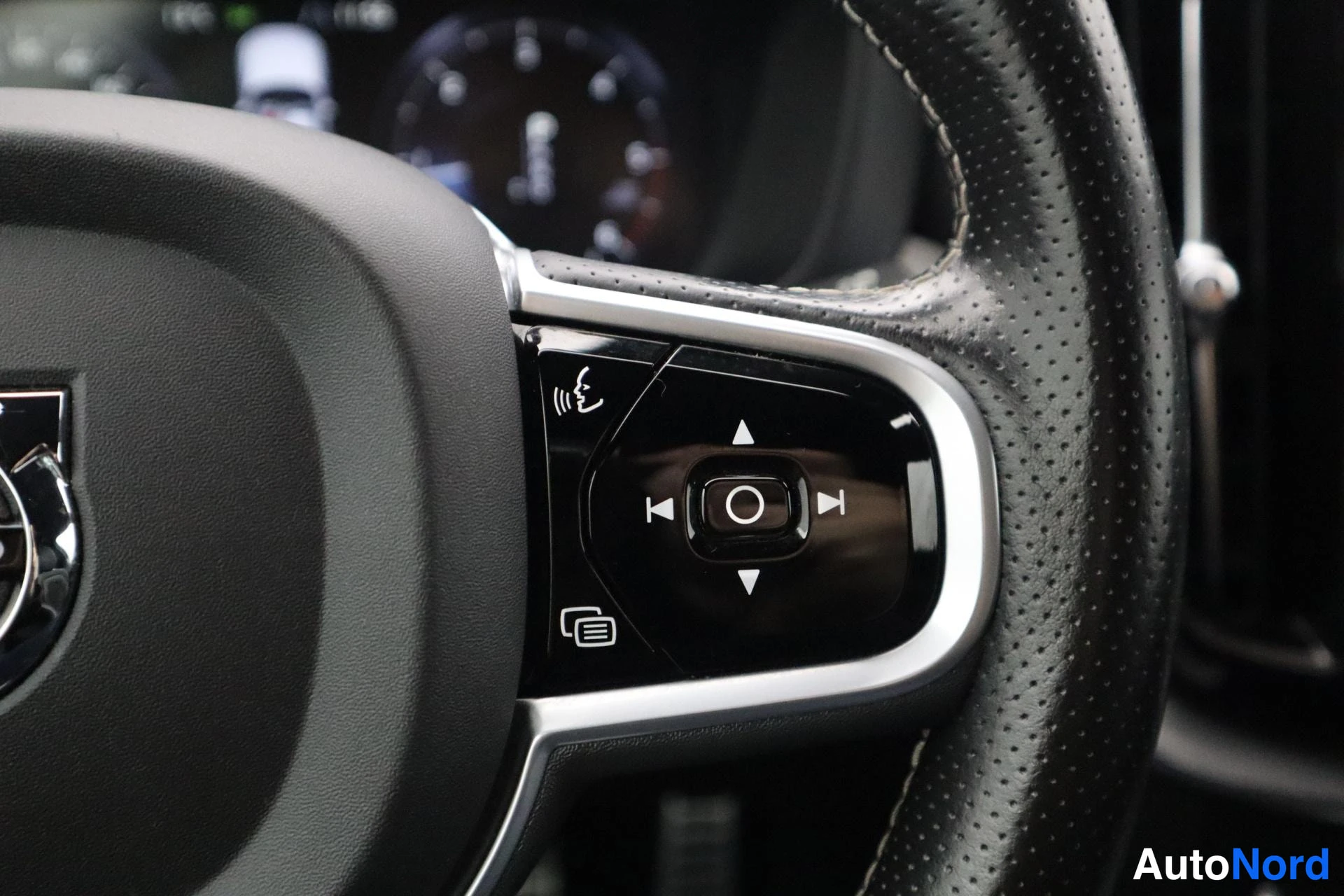 Oranssi Volvo XC60 2019, kuva 17