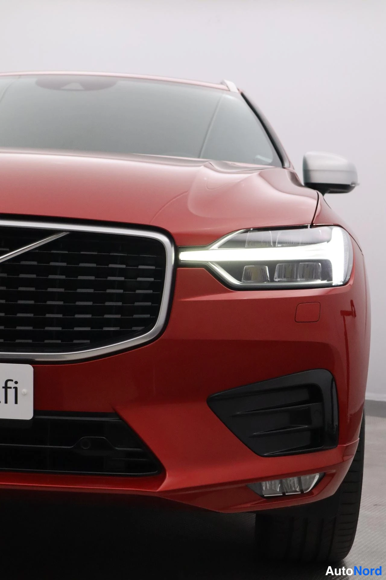 Oranssi Volvo XC60 2019, edestä, kuva 2