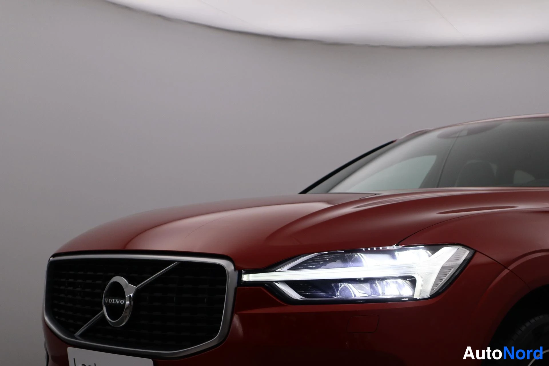 Oranssi Volvo XC60 2019, edestä, kuva 3