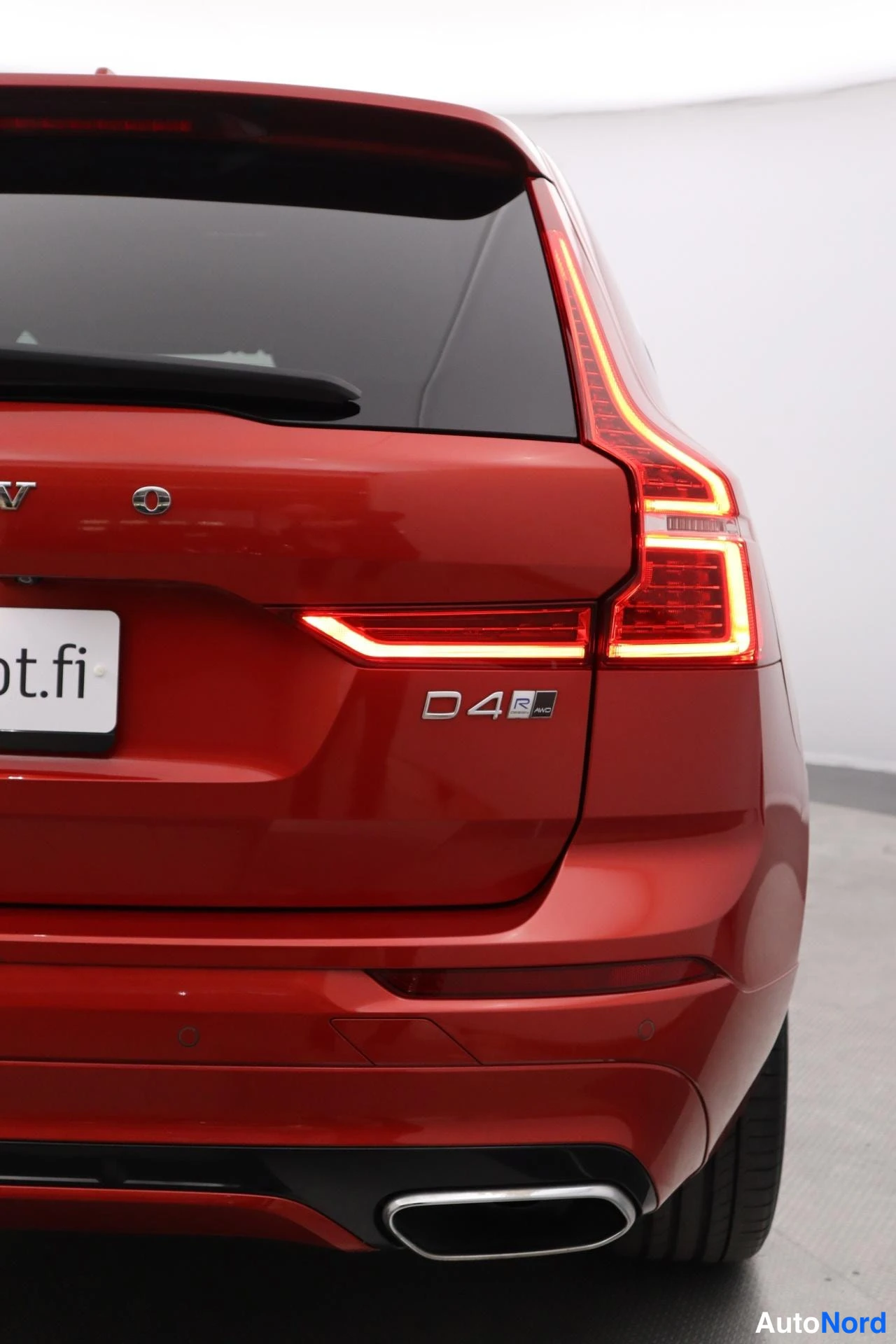 Oranssi Volvo XC60 2019, takaa, kuva 6