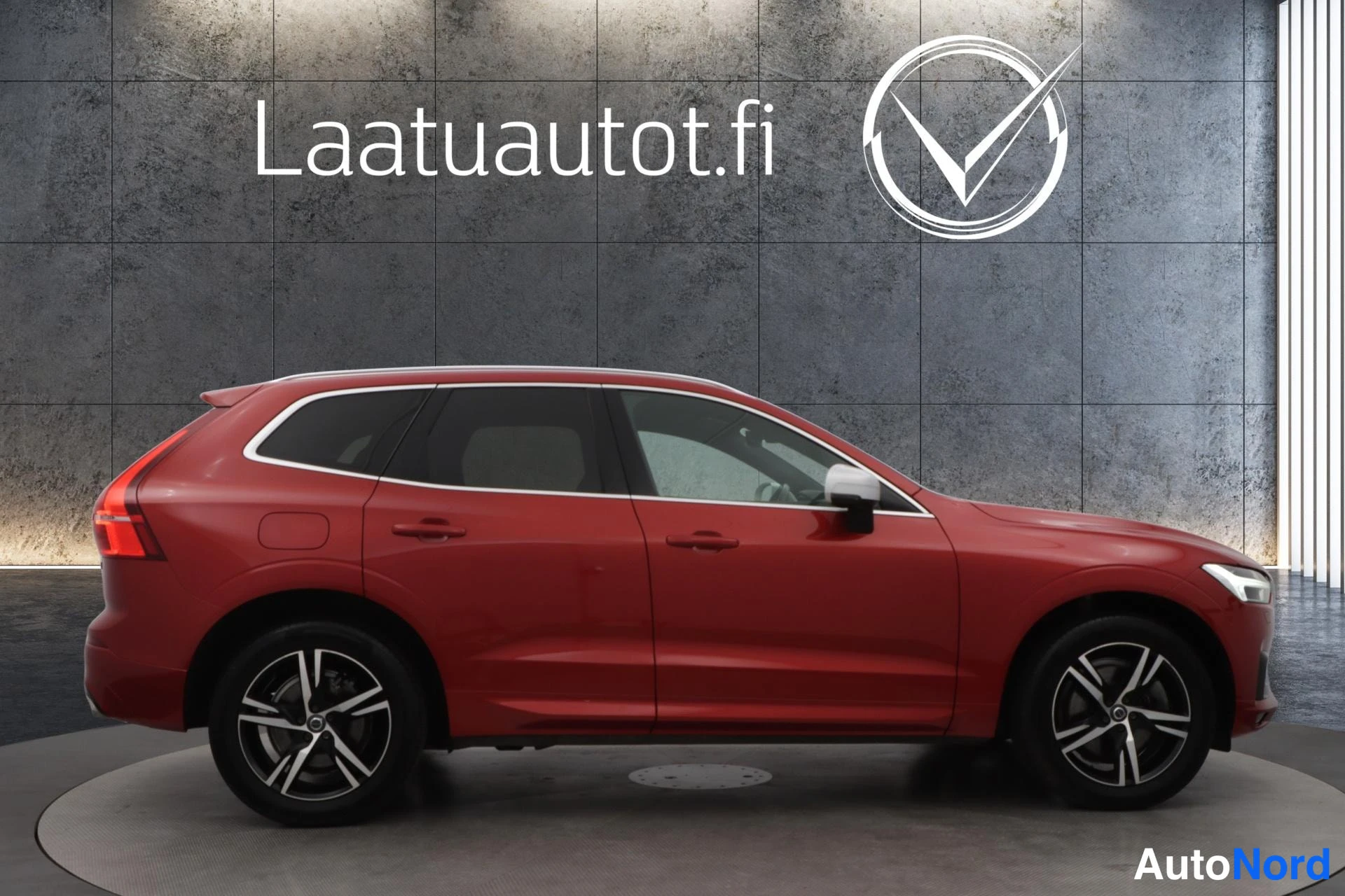 Oranssi Volvo XC60 2019, sivulta, kuva 4