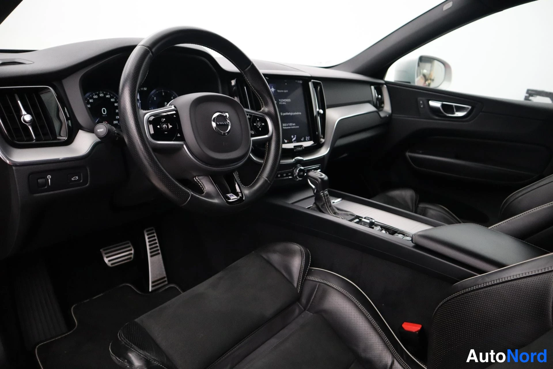 Oranssi Volvo XC60 2019, kuva 9