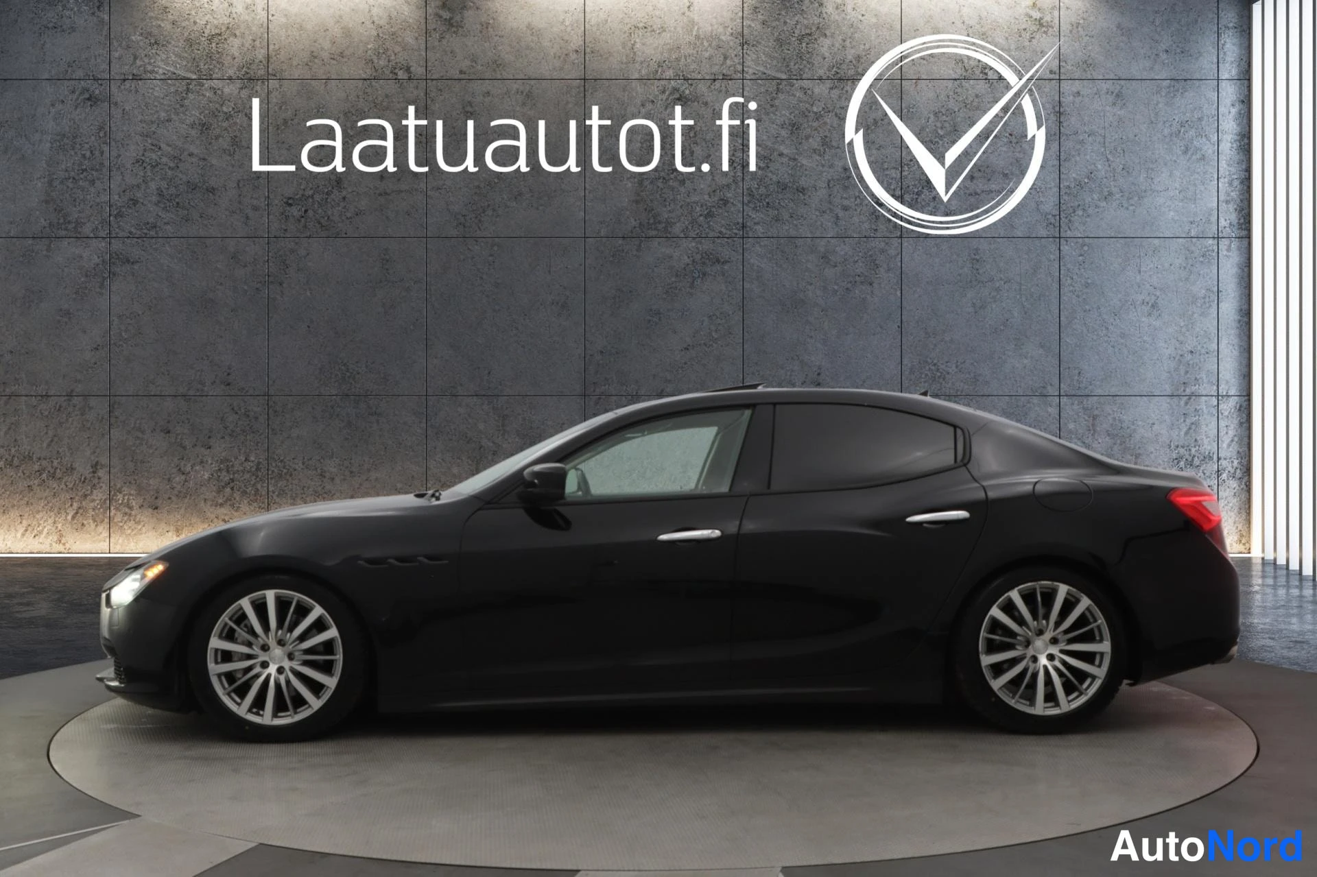 Musta Maserati Ghibli 2014, sivulta, kuva 4