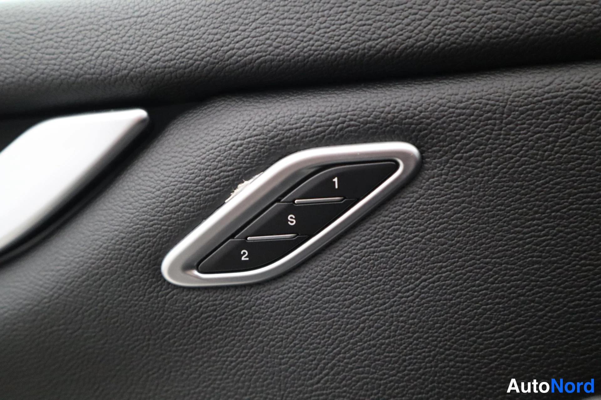 Musta Maserati Ghibli 2014, kuva 30