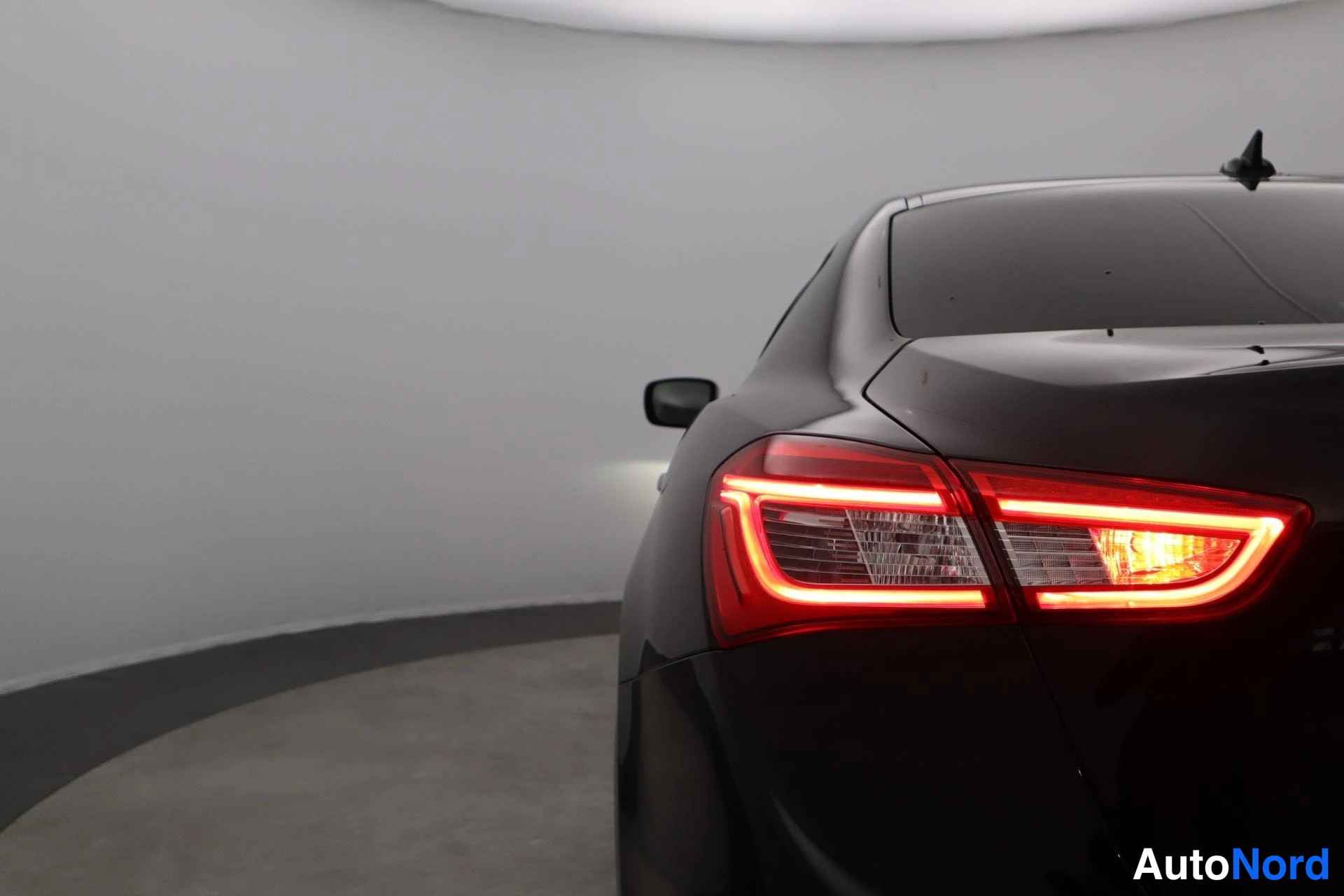 Musta Maserati Ghibli 2014, takaviisto, kuva 6