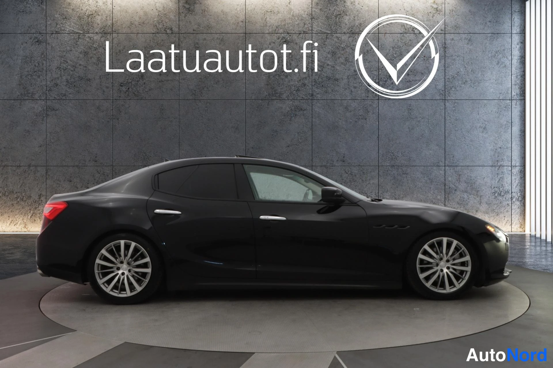 Musta Maserati Ghibli 2014, sivulta, kuva 3