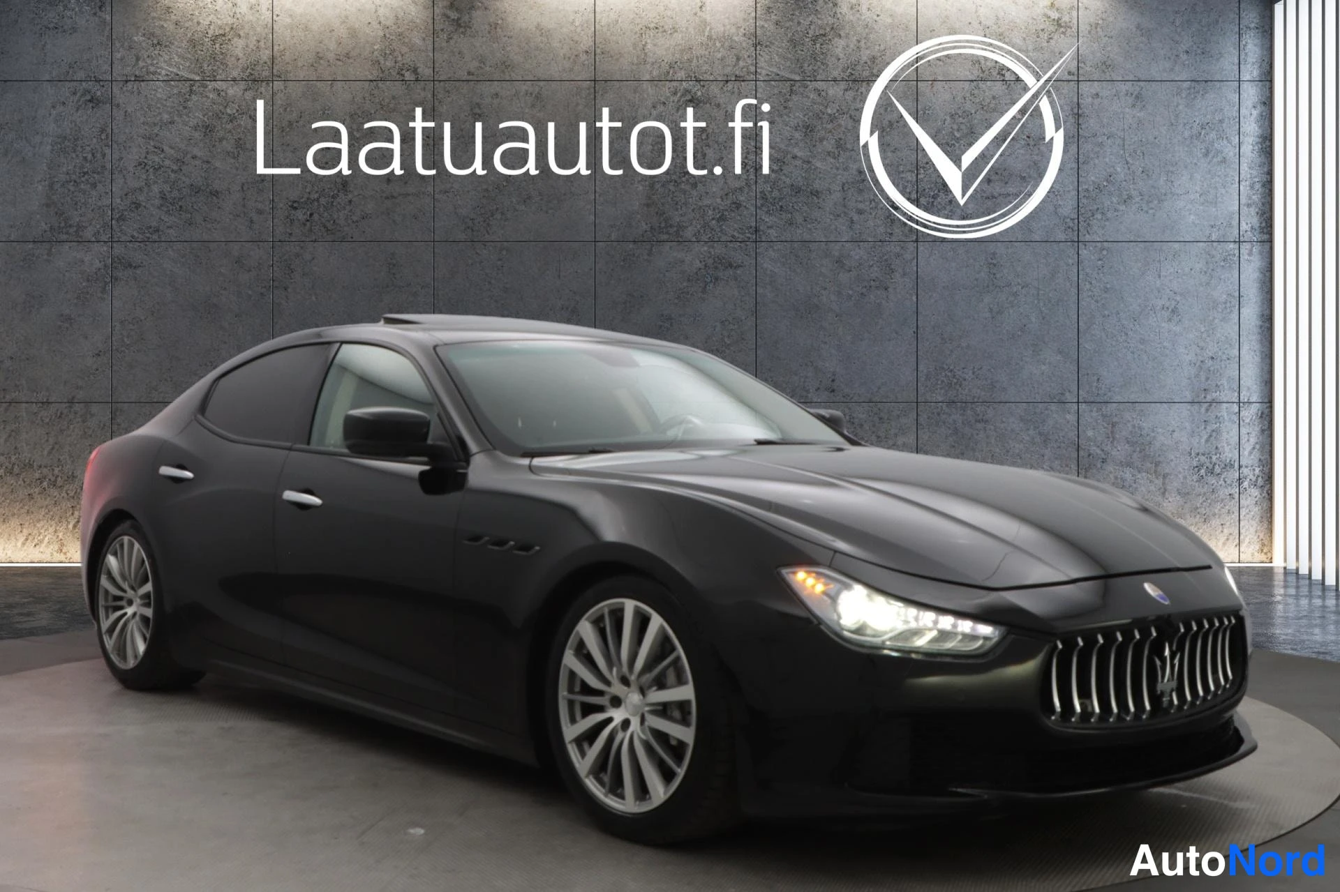 Musta Maserati Ghibli 2014, etuviisto, keula oikealle, kuva 2