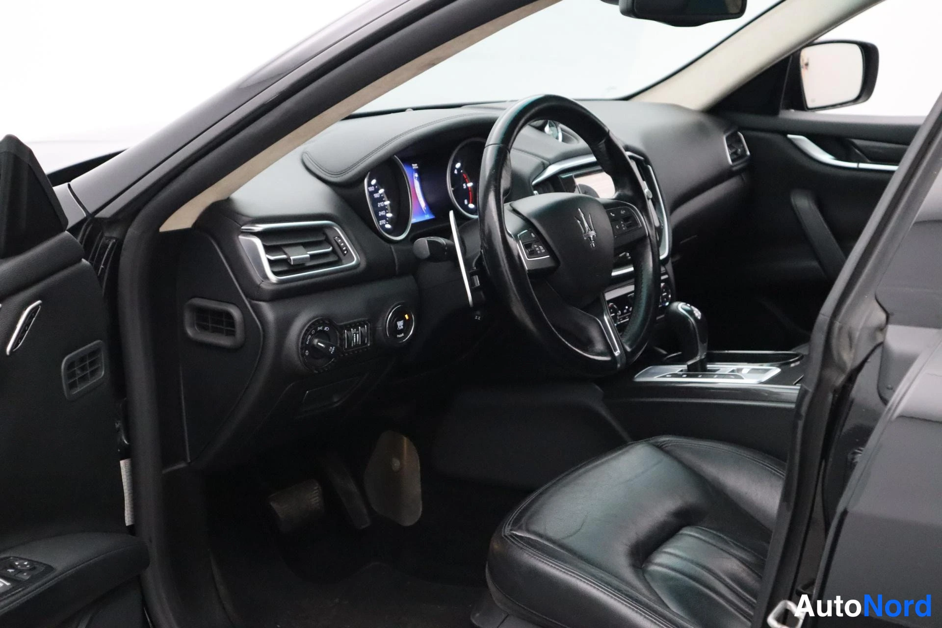 Musta Maserati Ghibli 2014, kuva 10