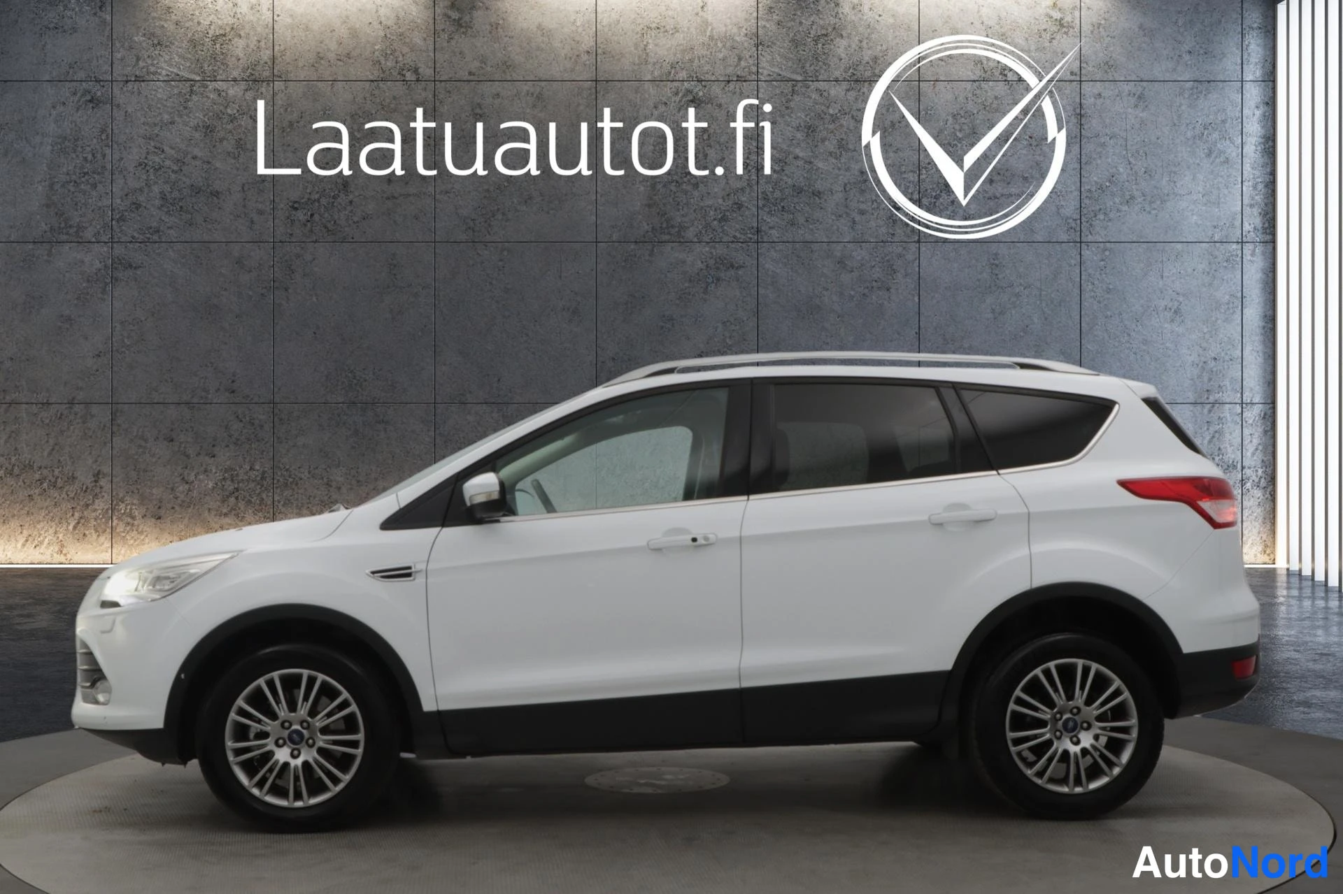 Valkoinen Ford Kuga 2014, sivulta, kuva 4