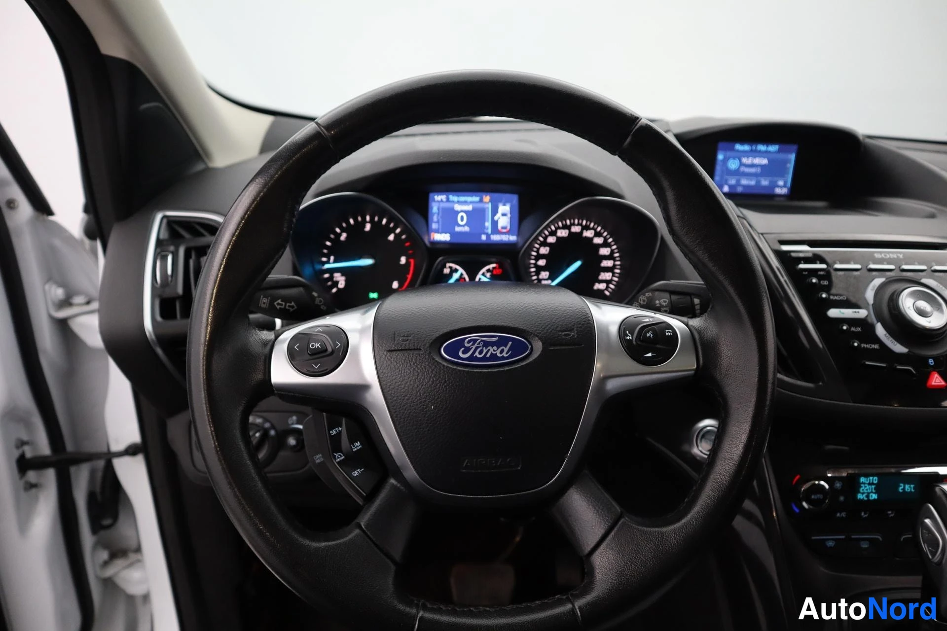 Valkoinen Ford Kuga 2014, kuva 17