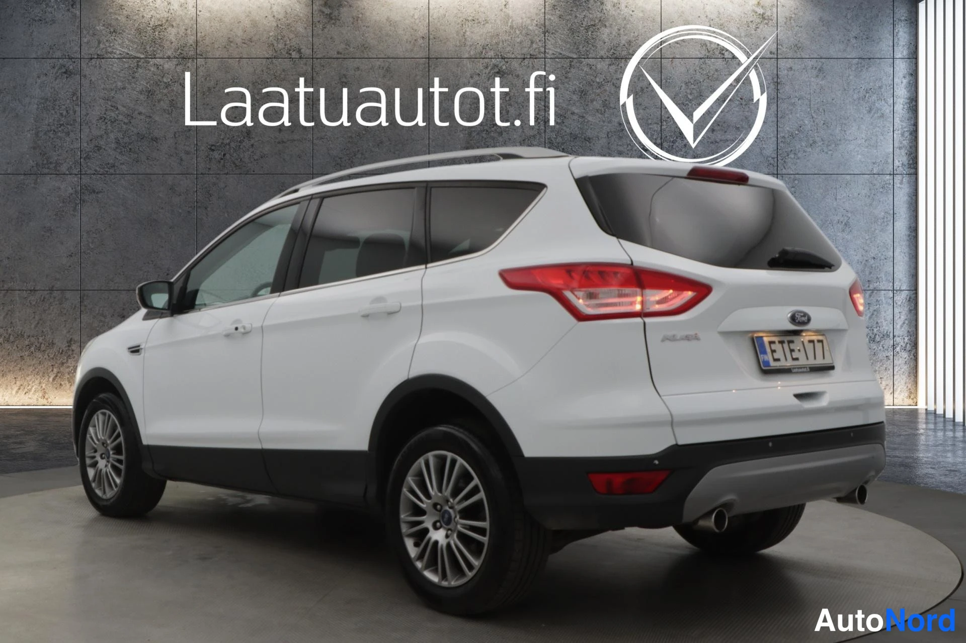 Valkoinen Ford Kuga 2014, takaviisto, kuva 5