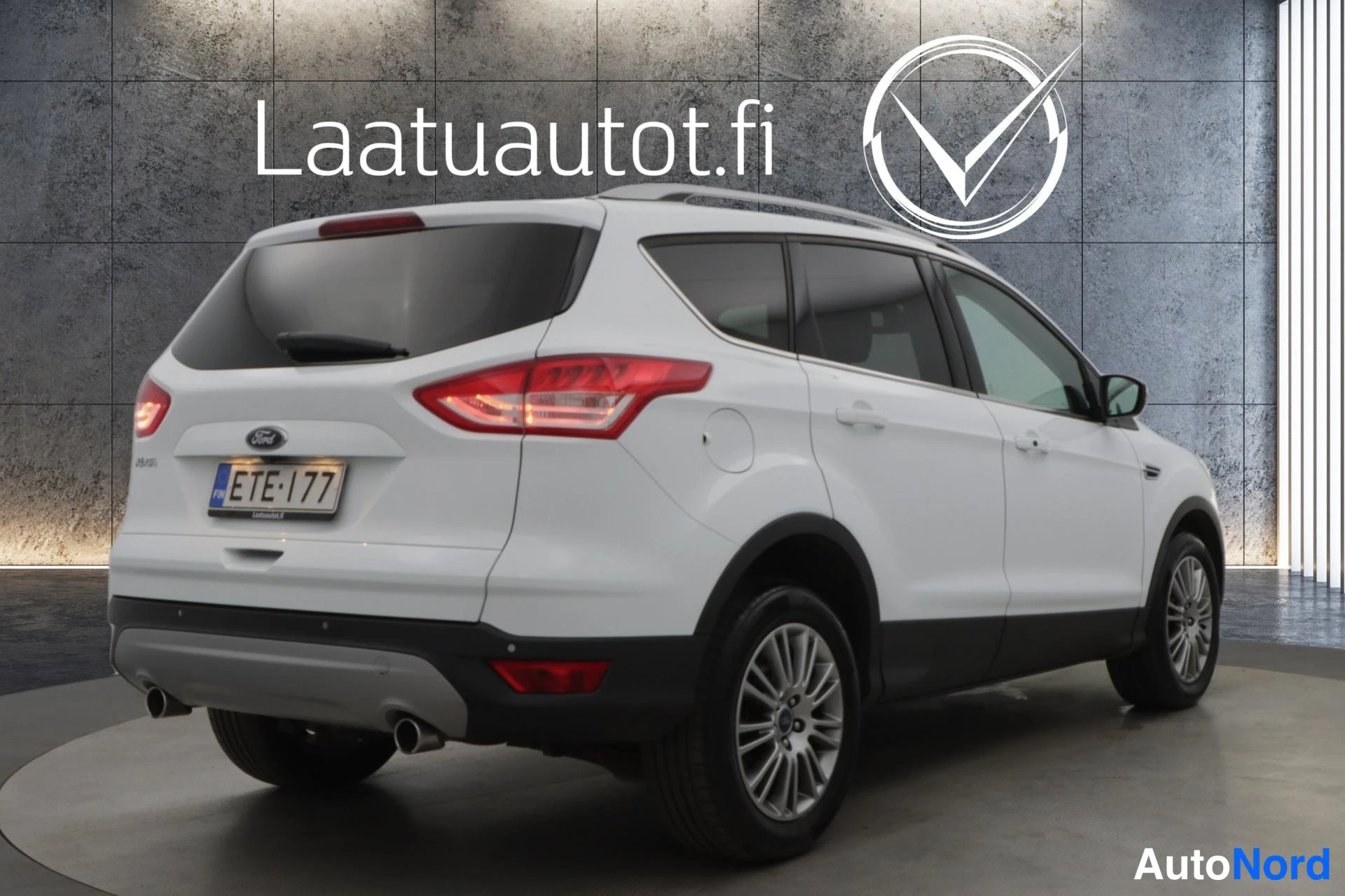 Valkoinen Ford Kuga 2014, takaviisto, kuva 6