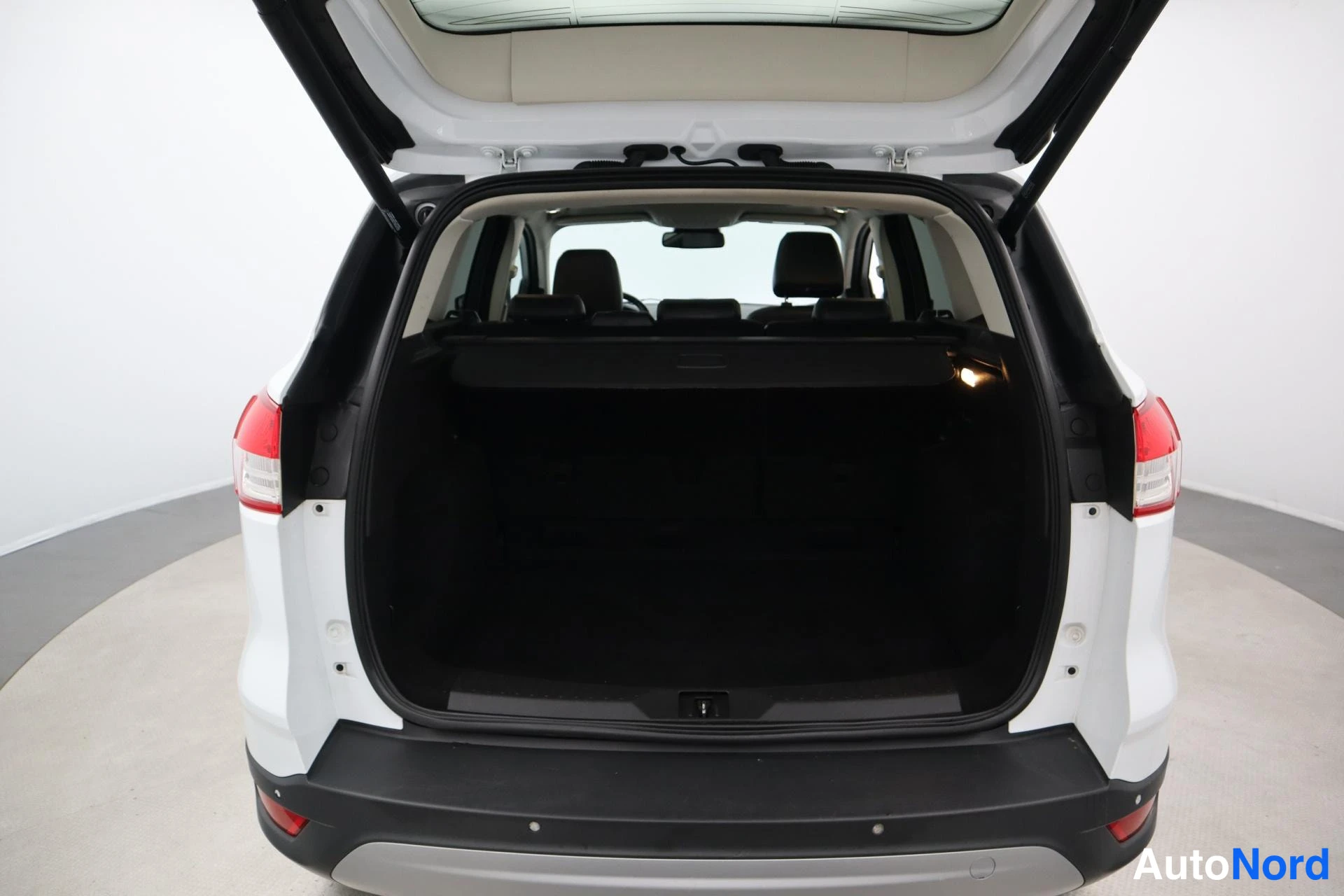 Valkoinen Ford Kuga 2014, takaa, kuva 8