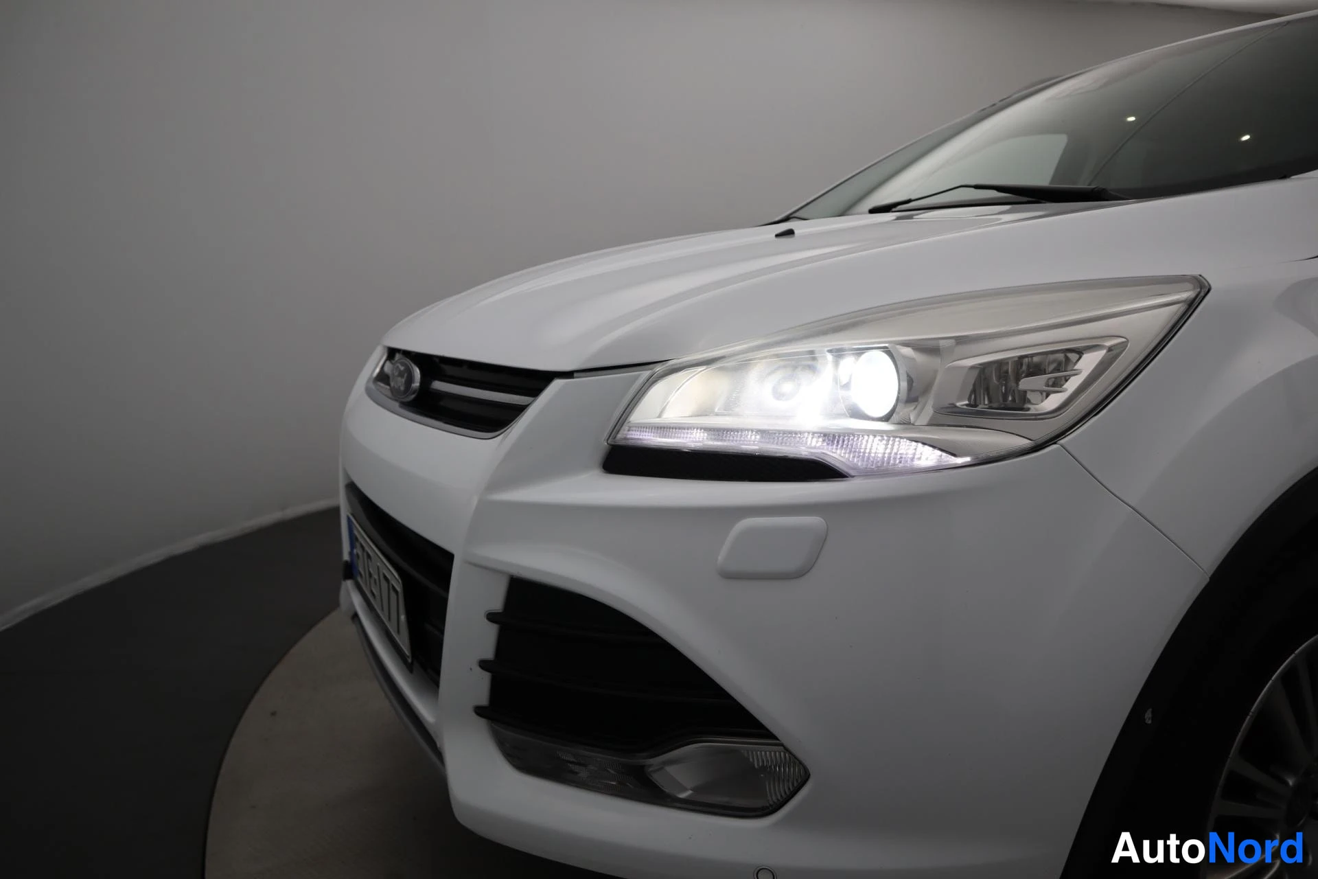 Valkoinen Ford Kuga 2014, etuviisto, keula vasemmalle, kuva 2