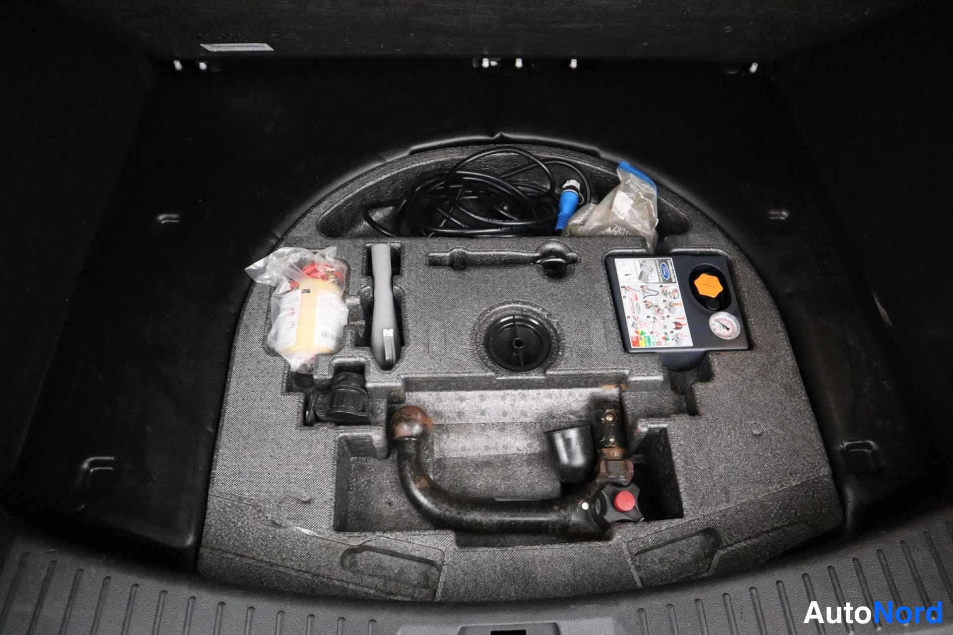 Valkoinen Ford Kuga 2014, kuva 32