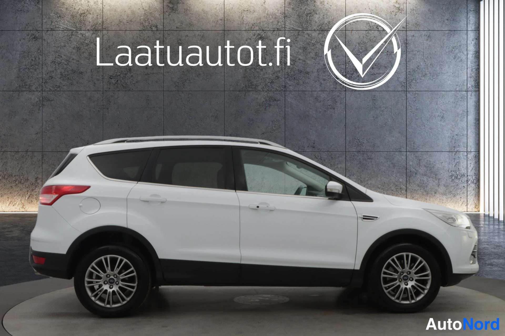 Valkoinen Ford Kuga 2014, takaviisto, kuva 7