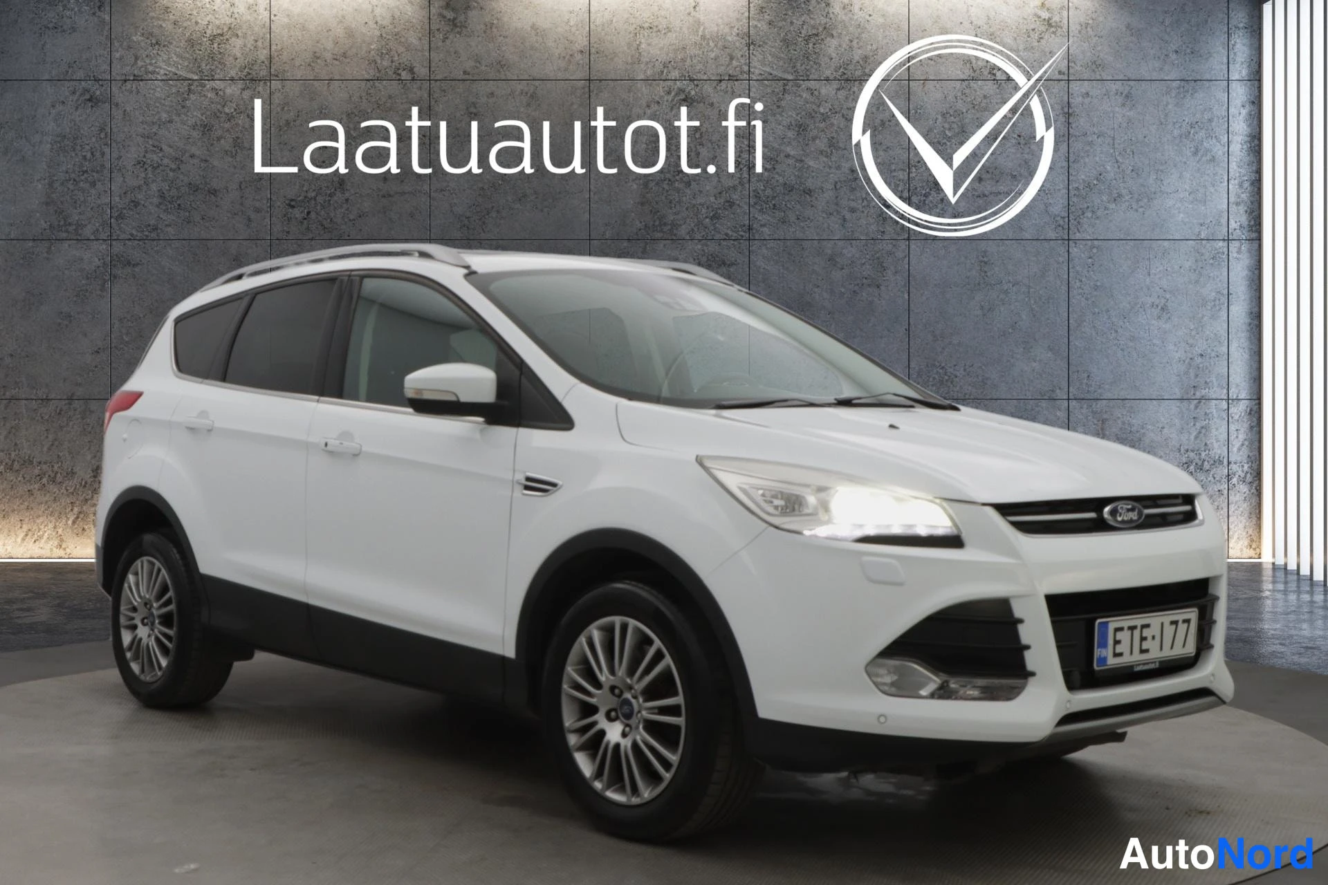 Valkoinen Ford Kuga 2014, etuviisto, keula oikealle, kuva 3