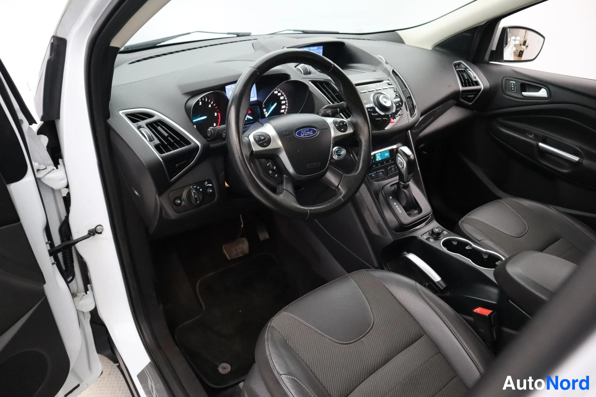 Valkoinen Ford Kuga 2014, kuva 11