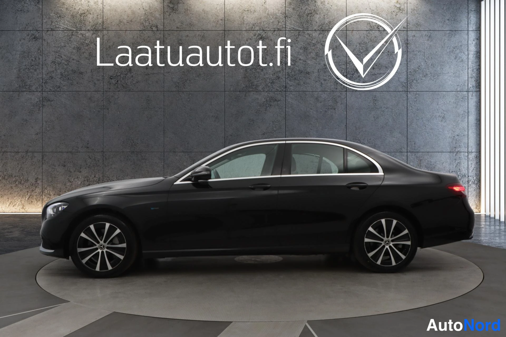 Musta Mercedes-Benz E 2021, kuva 34