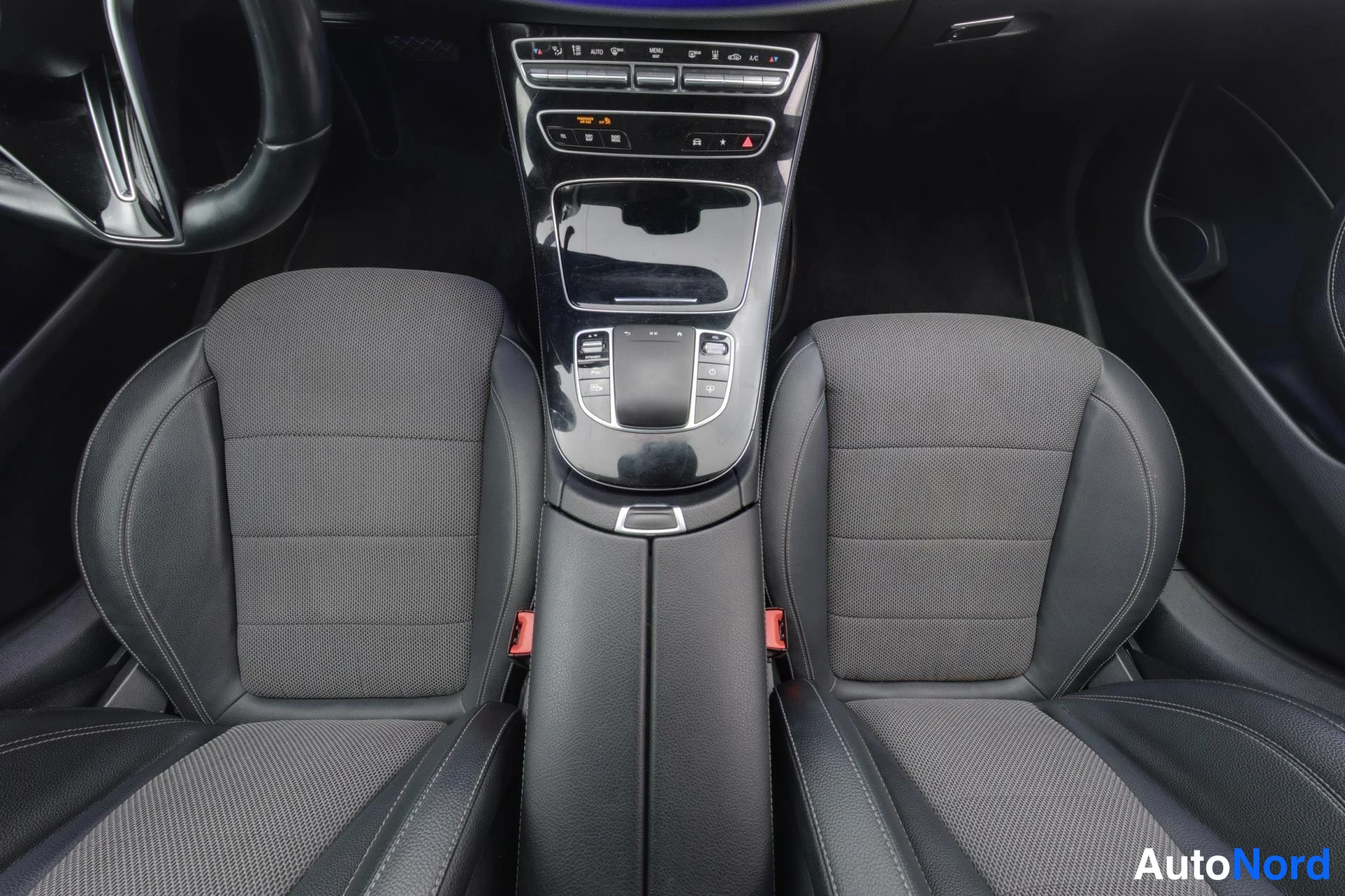 Musta Mercedes-Benz E 2021, kuva 10