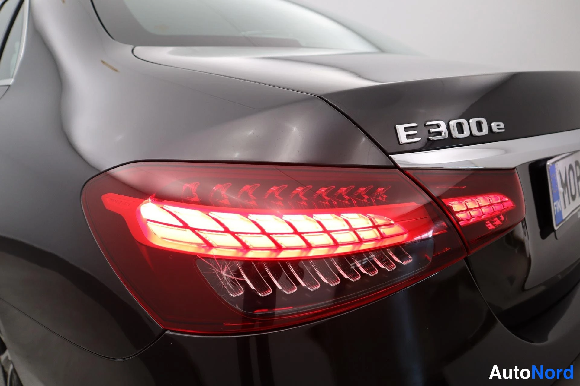 Musta Mercedes-Benz E 2021, takaa, kuva 3