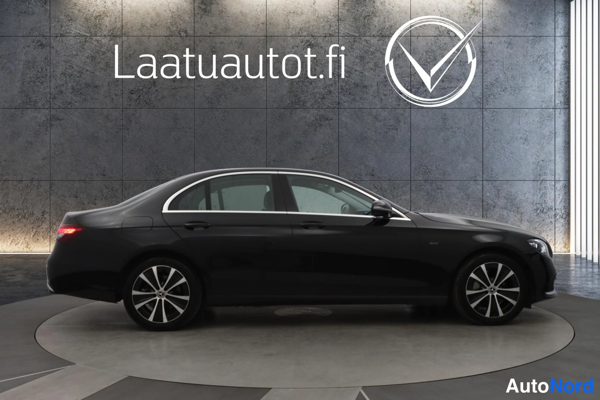 Musta Mercedes-Benz E 2021, takaviisto, kuva 2