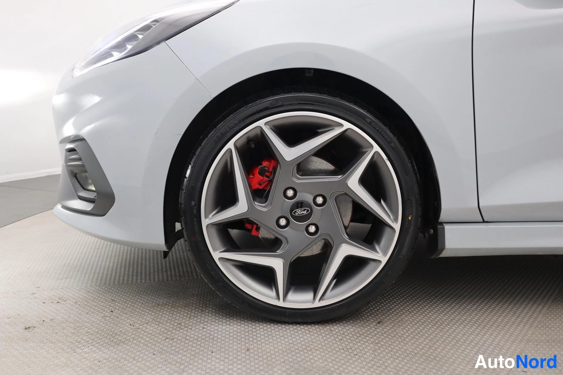 Harmaa Ford Fiesta 2019, etuviisto, keula vasemmalle, kuva 2