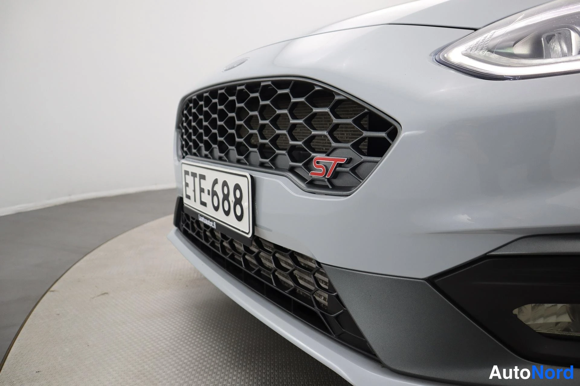 Harmaa Ford Fiesta 2019, etuviisto, keula oikealle, kuva 5