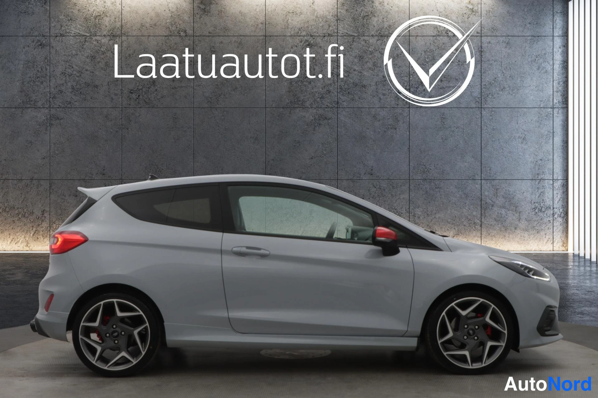 Harmaa Ford Fiesta 2019, etuviisto, keula oikealle, kuva 3