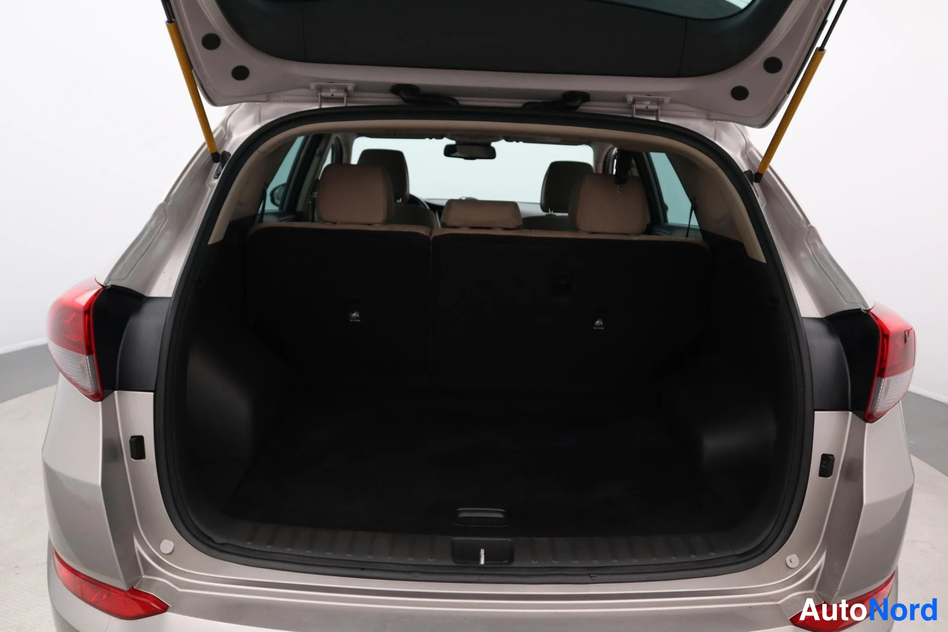 Beige Hyundai Tucson 2016, takaa, kuva 3