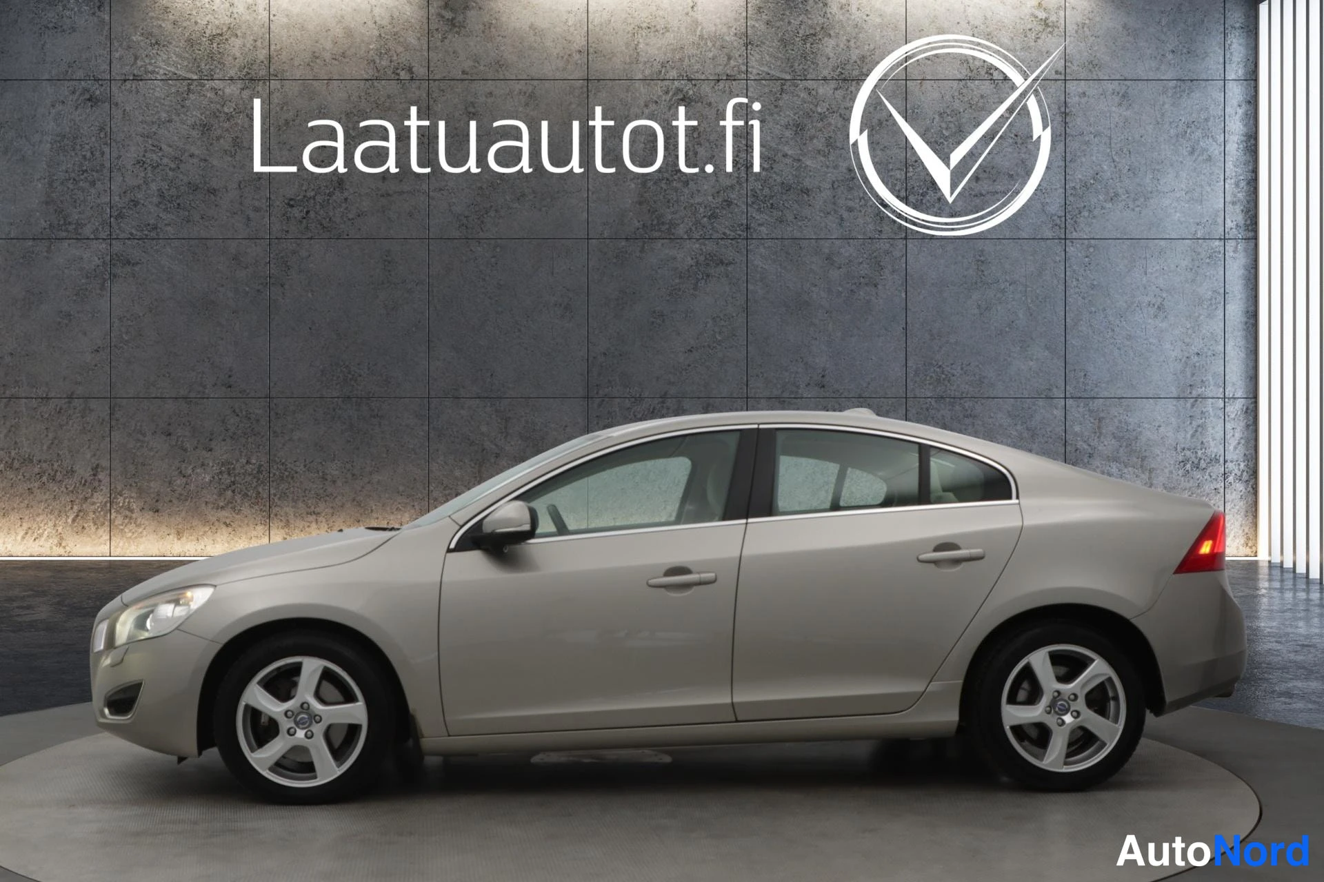 Beige Volvo S60 2012, sivulta, kuva 4