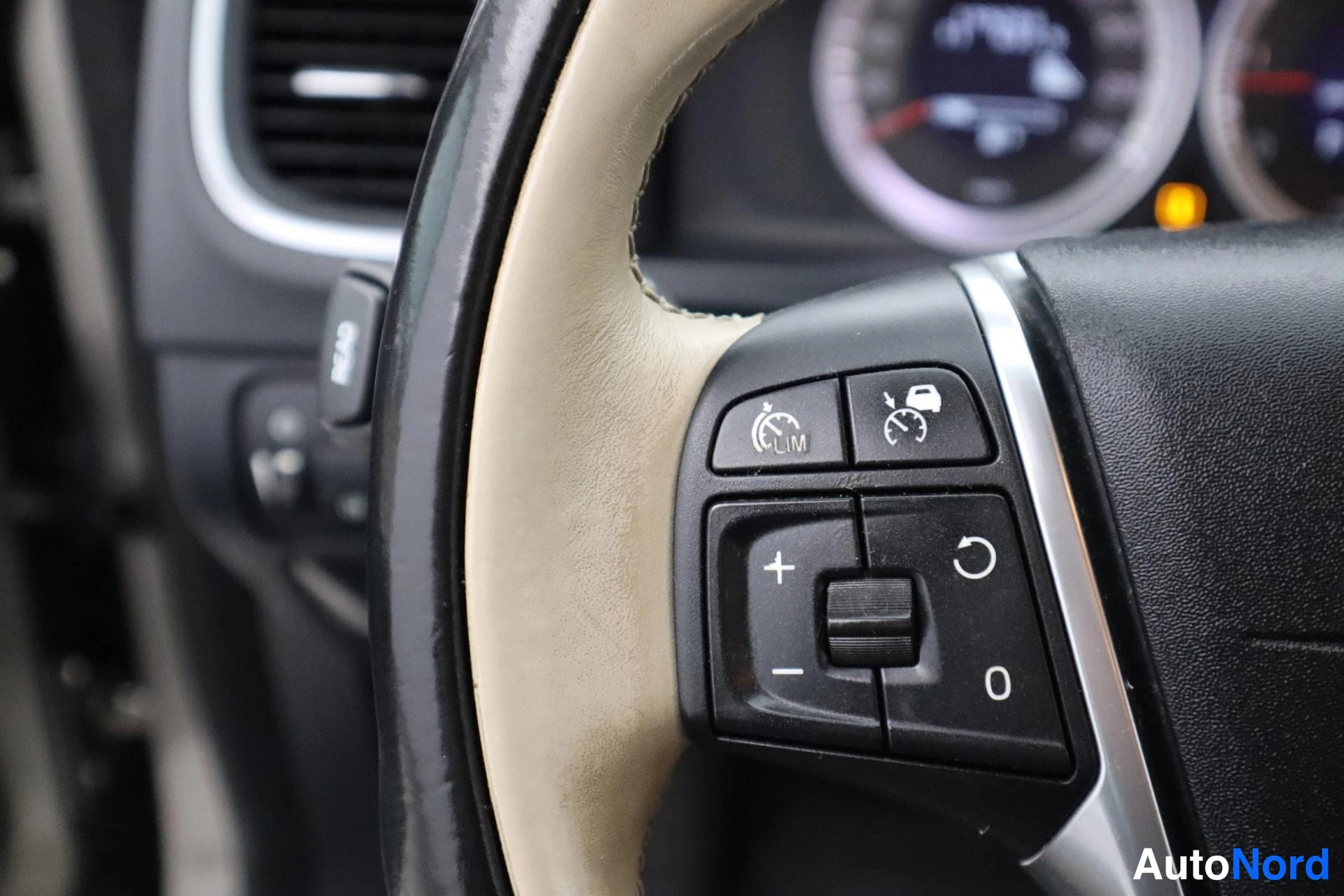Beige Volvo S60 2012, kuva 17