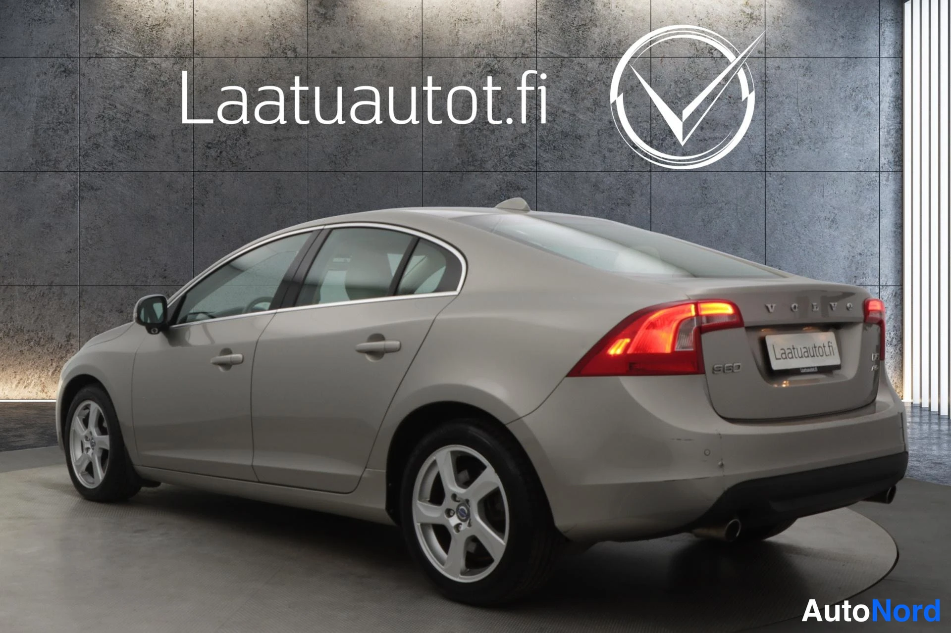 Beige Volvo S60 2012, takaviisto, kuva 6