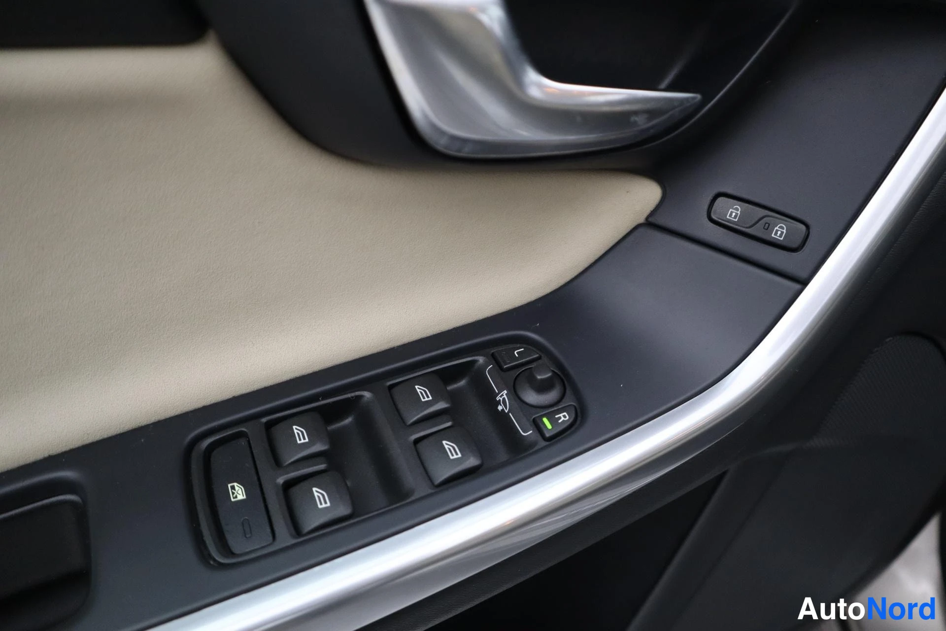 Beige Volvo S60 2012, kuva 27