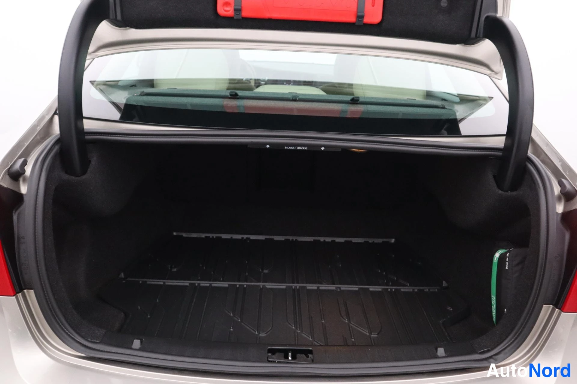 Beige Volvo S60 2012, kuva 28